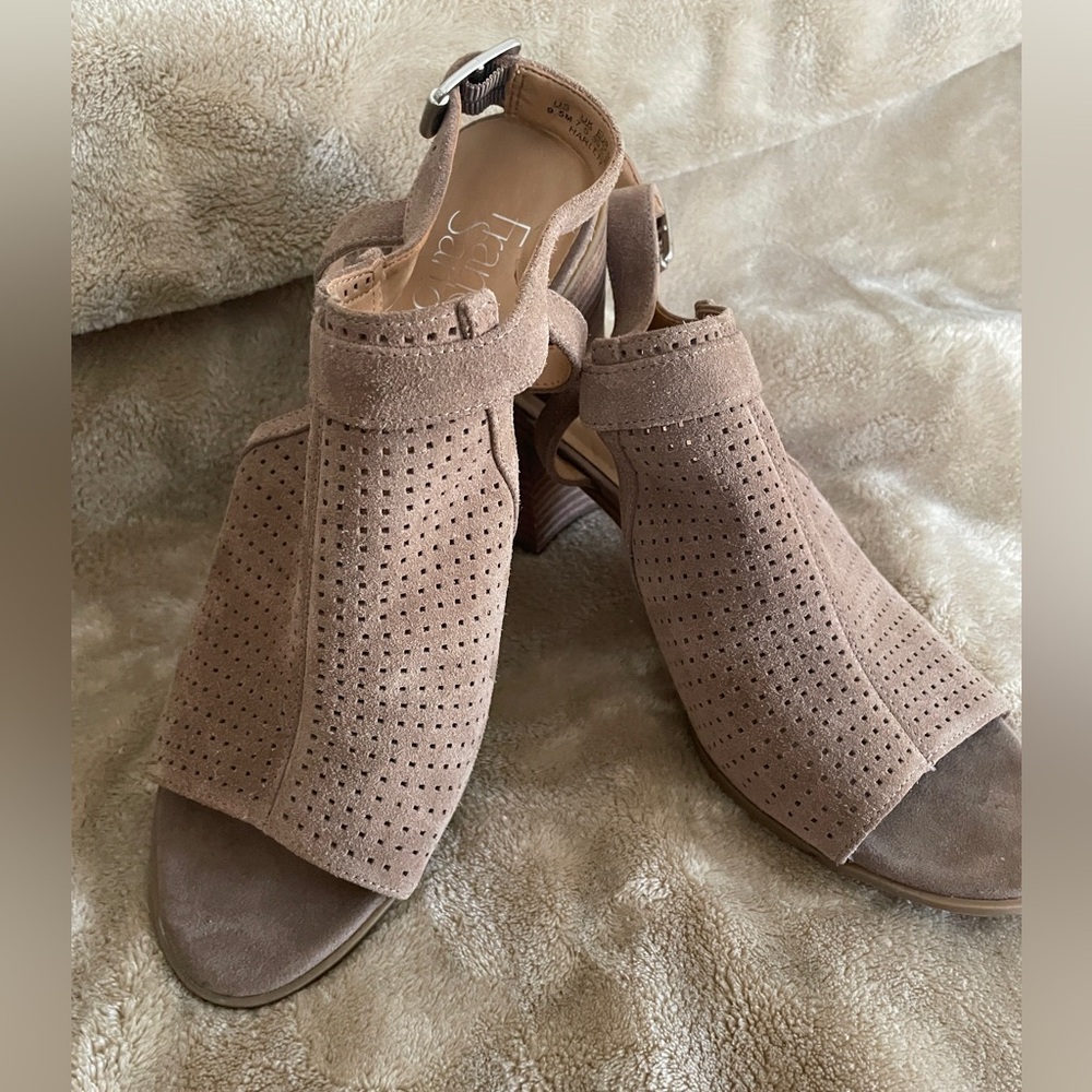 Women’s strap sandal with block heel
